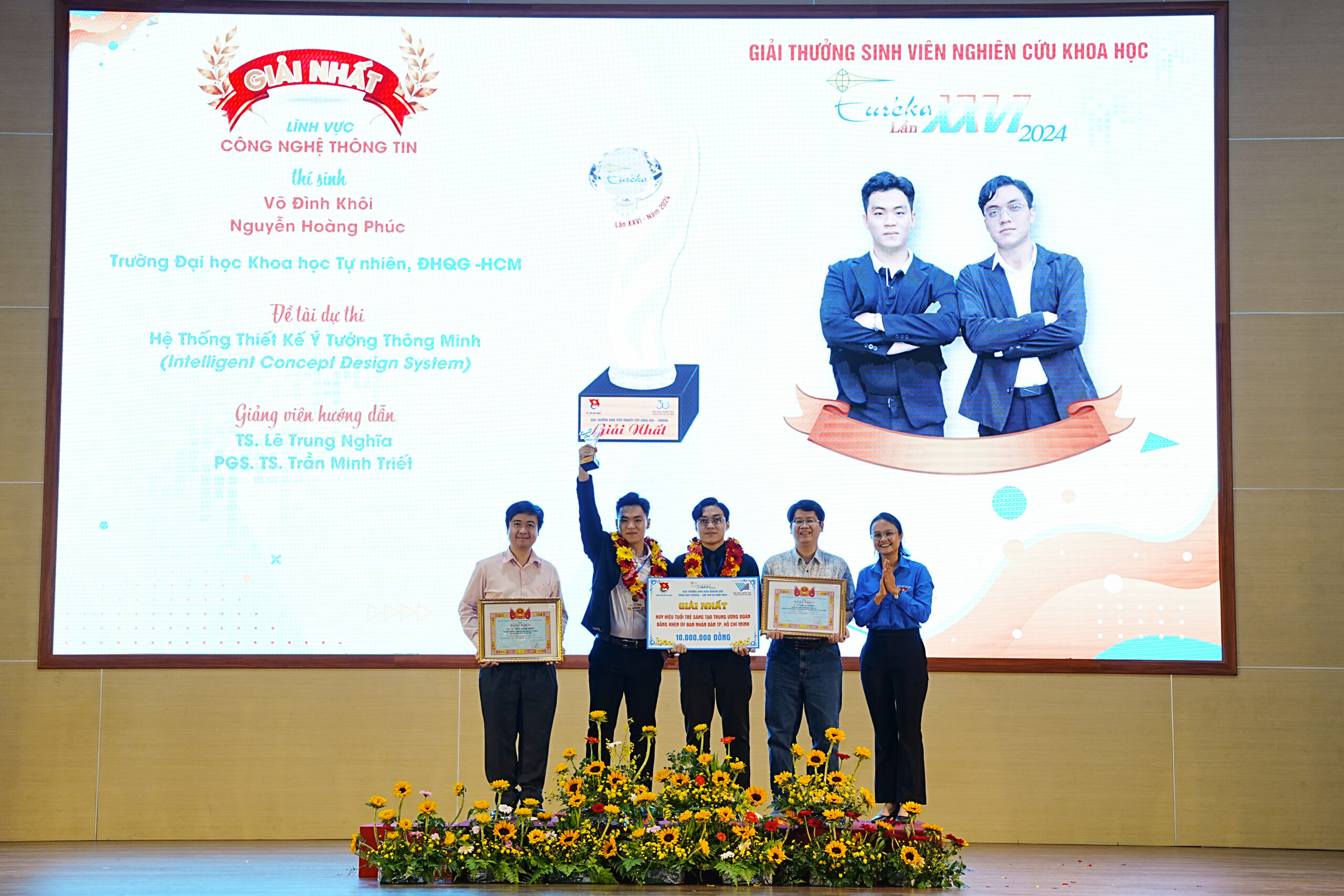 Bà Trần Thu Hà, Phó Bí thư Thành đoàn trao giải Nhất cho nhóm tác giả.