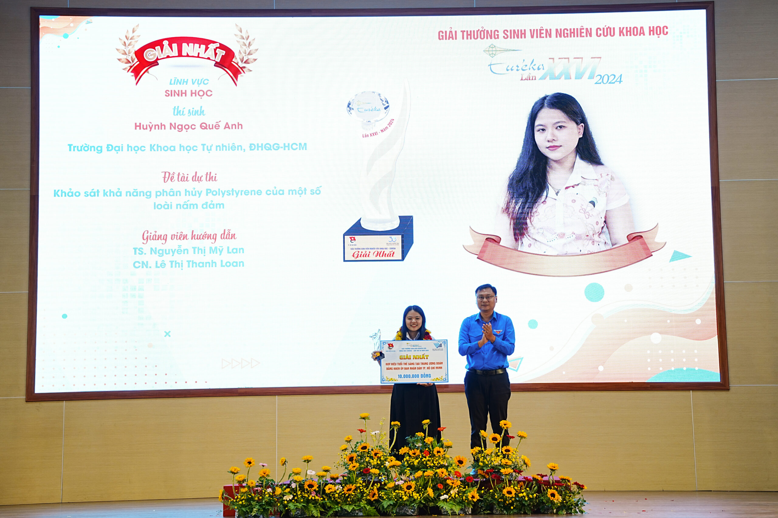 Ông Trương Minh Tước Nguyên, Phó Bí thư thường trực Thành đoàn trao giải Nhất cho tác giả.