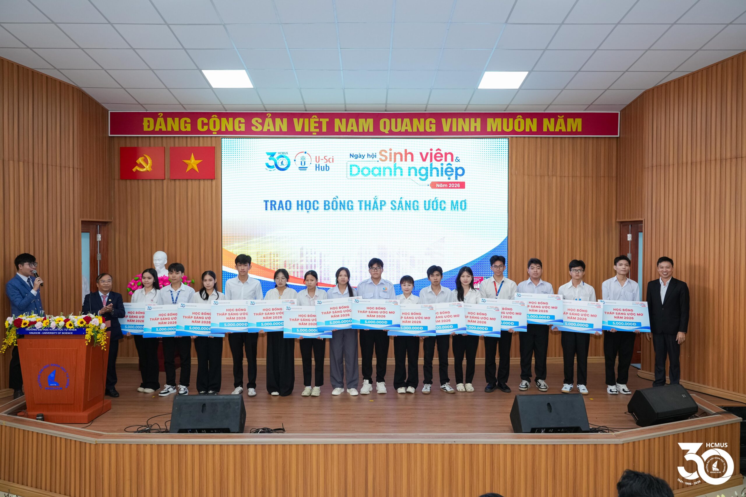 Lễ trao 15 suất học bổng Thắp sáng ước mơ cho sinh viên Trường Đại học Khoa học tự nhiên