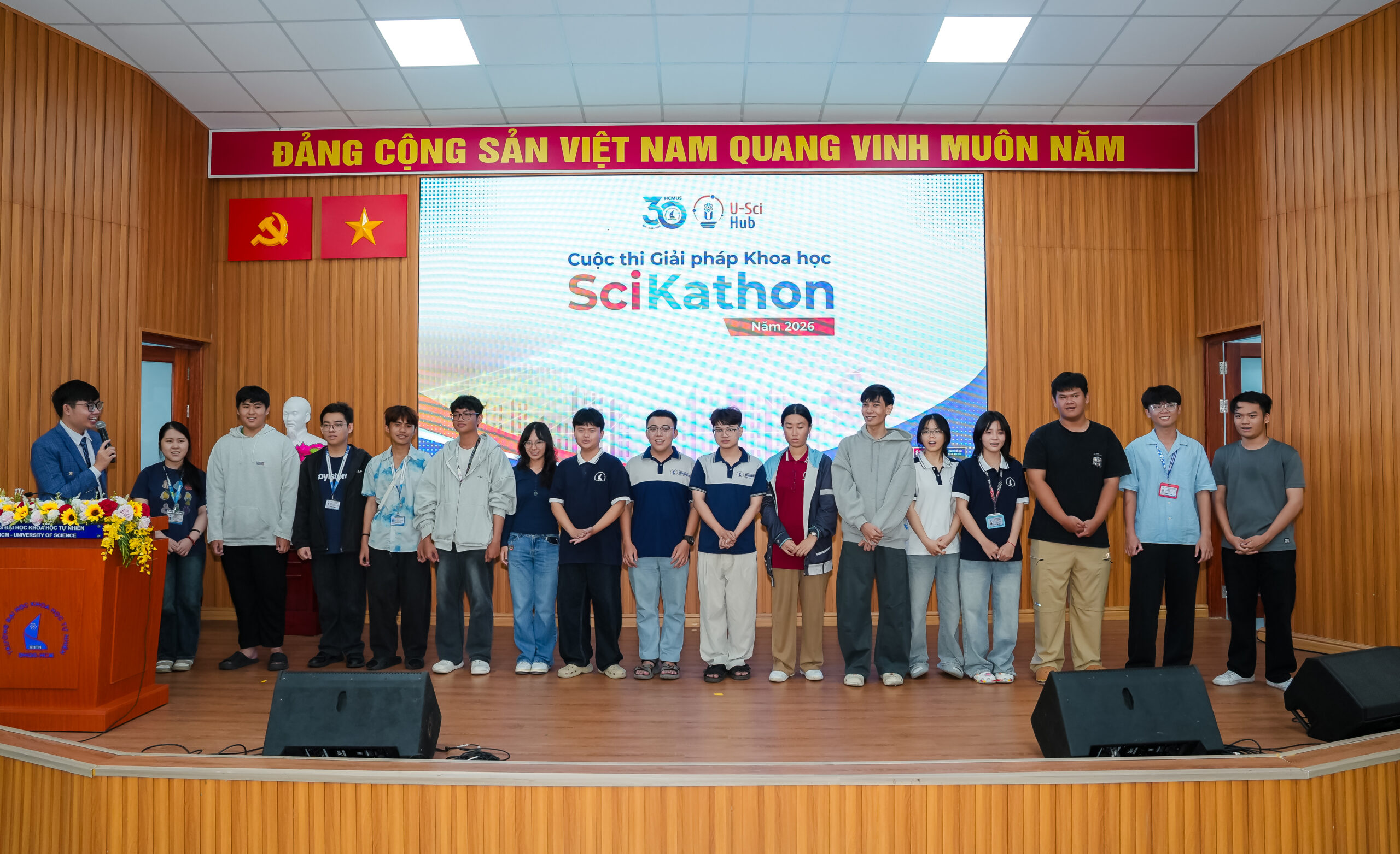 Các đội thi trình bày giải pháp tại cuộc thi SciKathon 2026 trong Ngày hội Sinh viên và Doanh nghiệp