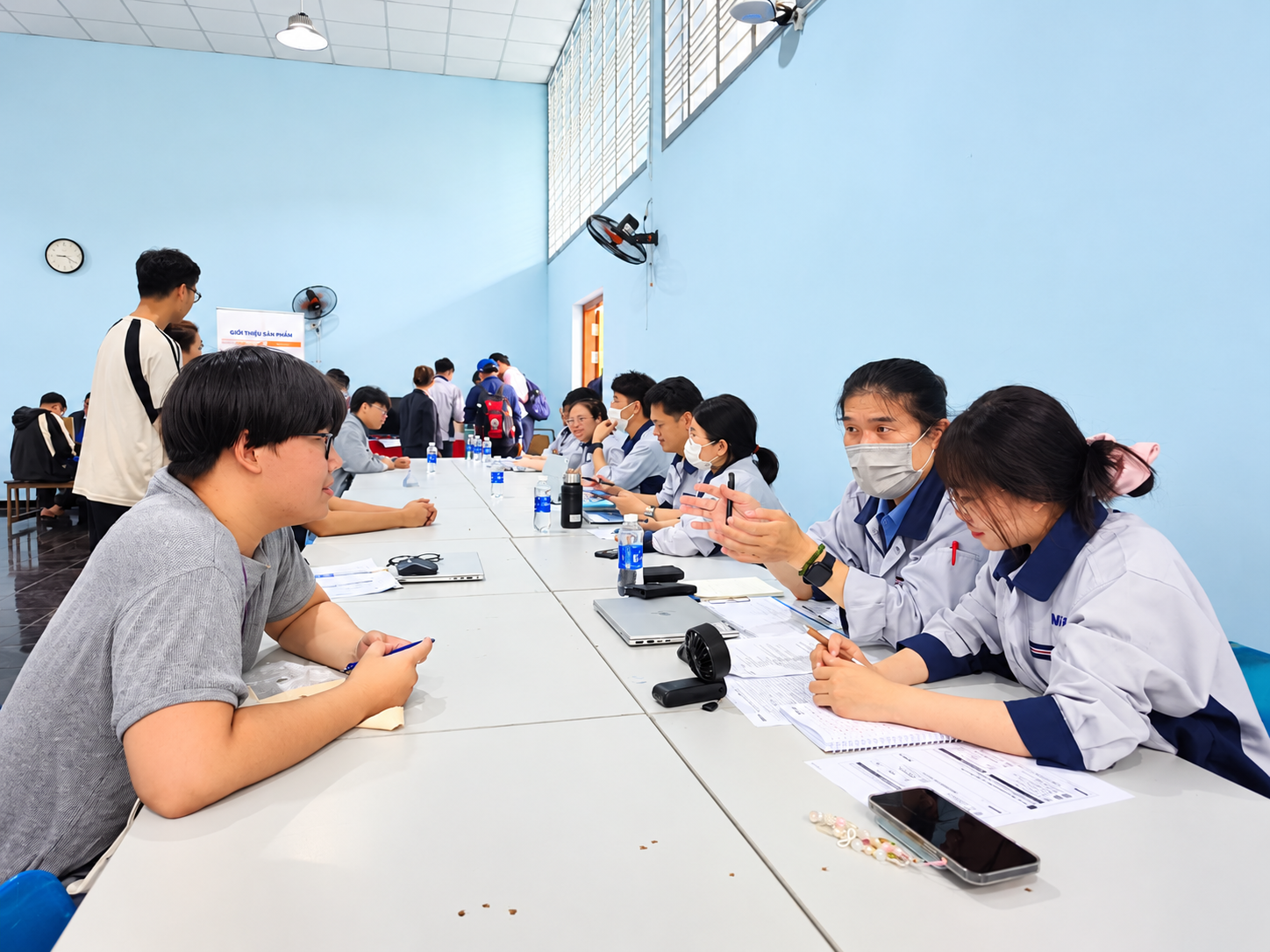 Sinh viên tham gia phỏng vấn trực tiếp với doanh nghiệp tại Ngày hội Sinh viên và Doanh nghiệp 2026